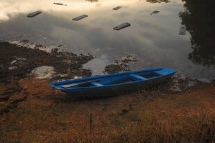 岸边静泊的蓝色小船