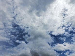 蓝天白云下的壮观云朵