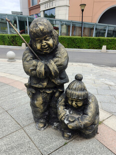 东北孩子抽冰嘎青铜雕塑