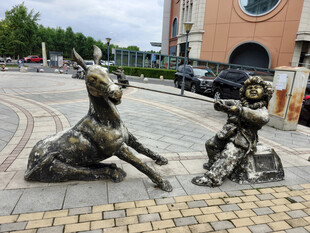 孩童与毛驴的趣味雕塑