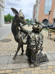 东北傻狍子铜像