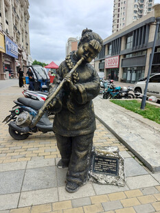 大姑娘叼着大烟袋