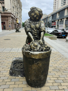 东北腌酸菜铜像