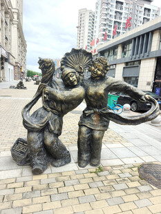 扭秧歌铜像
