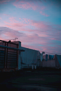 黄昏下的工业场景
