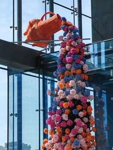 多彩玩偶堆叠的艺术装置