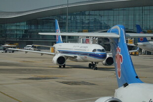 机场停机坪上的多架飞机