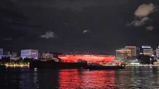 城市夜景下的璀璨河岸风光