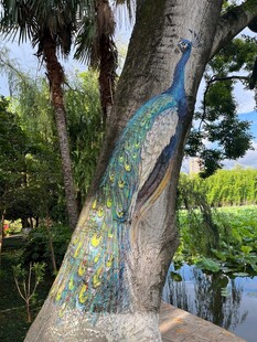 树干上的精美孔雀彩绘