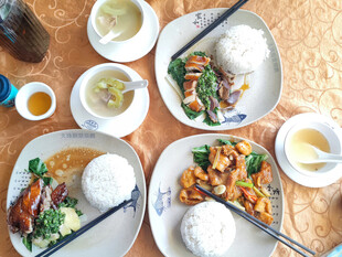 丰盛中式餐食展示