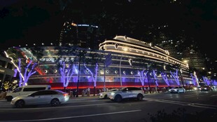 路易号城市夜景中的璀璨建筑