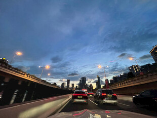 城市道路黄昏行车景象