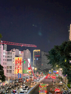 南宁城市夜景中的繁忙交通