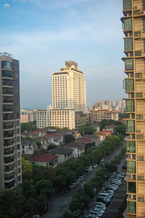 城市高楼间的街道景观