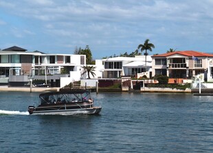 海滨游艇与现代建筑景观