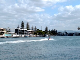 水上摩托驰骋于美丽海滨