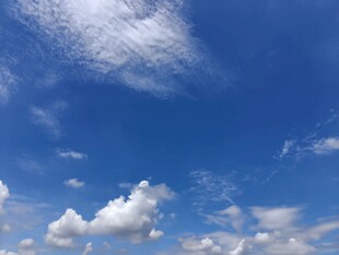 蓝天飘白云的美丽景致