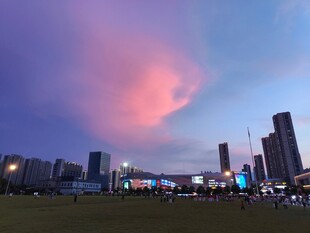 城市黄昏美景绚烂天空下