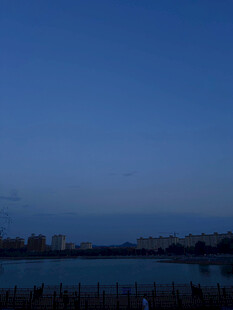 湖畔暮色中的城市远景
