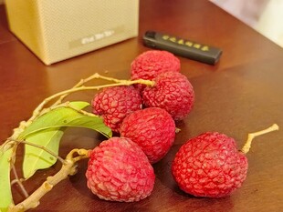新鲜荔枝摆放在桌面上