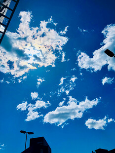 仰望蓝天与白云