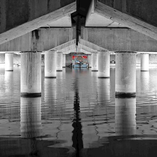 桥下积水倒影景象