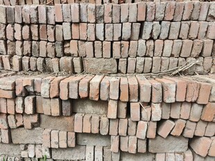 红砖堆叠景象