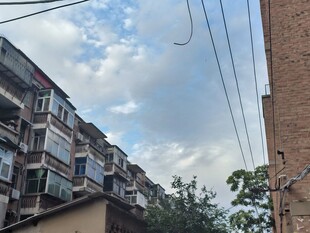 老旧居民楼与空中电线
