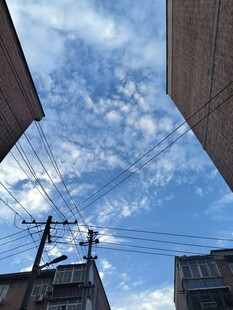 仰望城市天空与电线