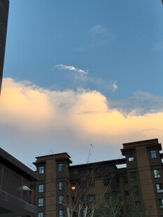 夕阳下的城市建筑景观