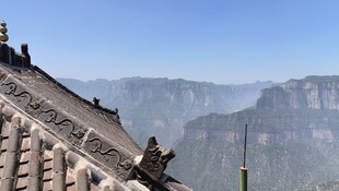 俯瞰壮丽山峦的古建筑