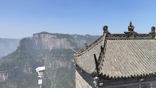 中式屋顶俯瞰壮丽山景