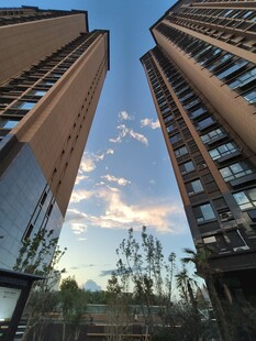 高层住宅下的天空美景
