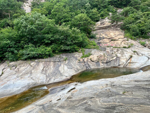 山间溪流穿岩石而过