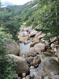 山间溪流与嶙峋怪石景观