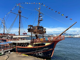 复古帆船停靠于宁静海面