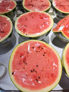 新鲜切片西瓜展示