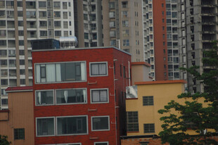 红顶建筑与高楼相映成趣