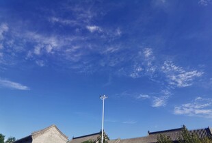 蓝天之下的房屋