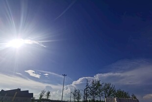 晴朗天空下的阳光与景物