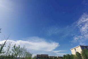 晴朗蓝天与城市建筑景观