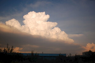 夕阳下的壮丽云朵景观