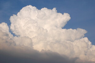 蓝天中的蓬松大云朵