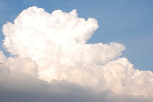 蓝天中的蓬松云朵