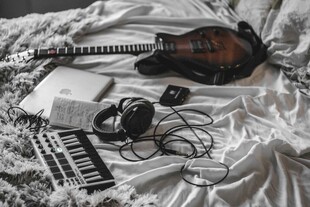 床上的音乐设备组合