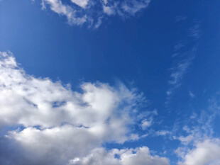 蓝天飘白云