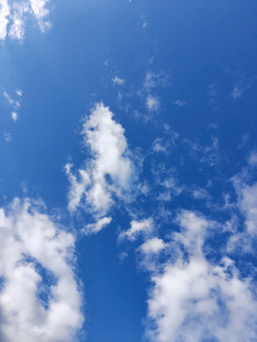 晴朗蓝天飘着朵朵白云