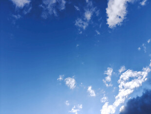 晴朗蓝天与飘逸白云