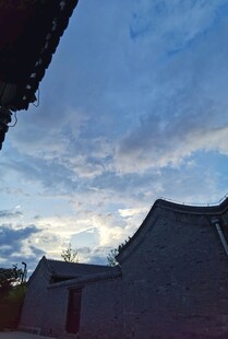 古宅上空的梦幻云彩