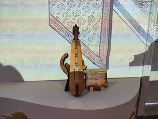 复古摆件展示于独特空间